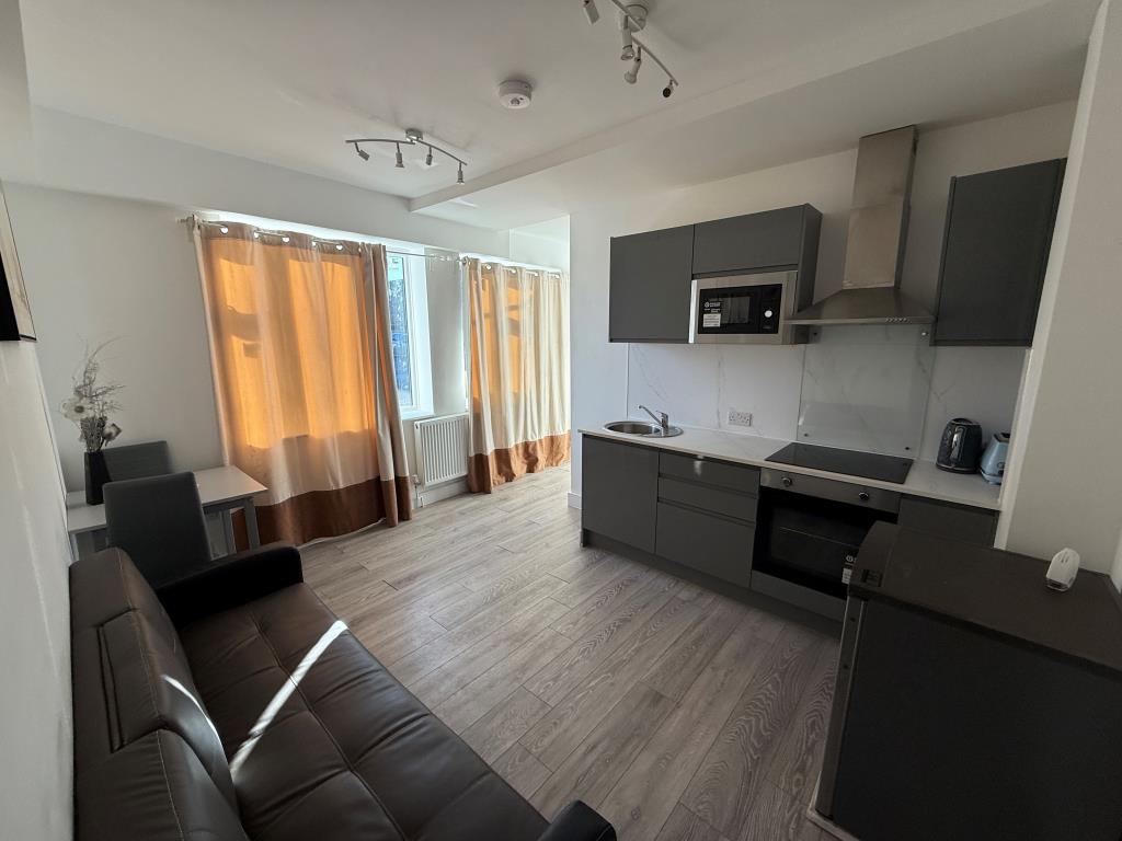 Lot: 157 - WELL PRESENTED BLOCK OF FOUR FLATS - Kitchen Flat 1